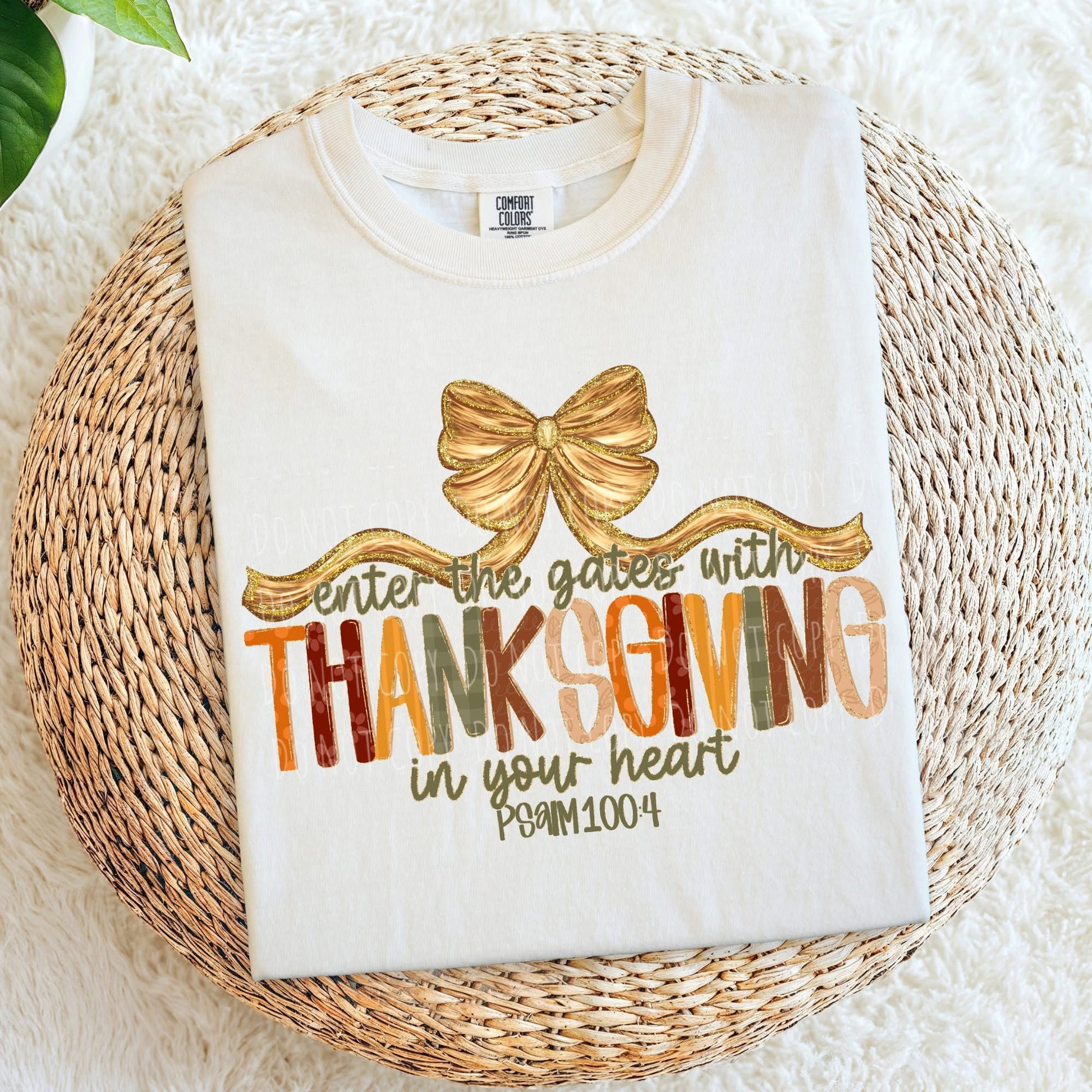 Ivory T-shirt with Thanksgiving design on a woven mat